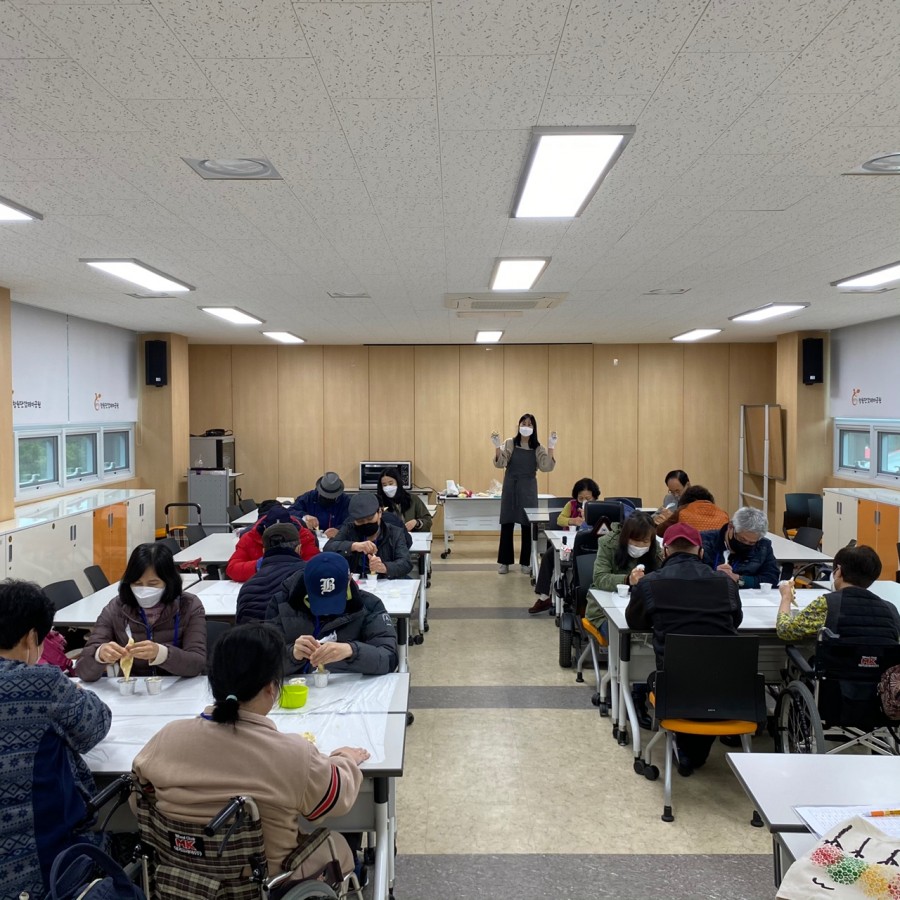 단감빵 만들기 체험중인 모습1