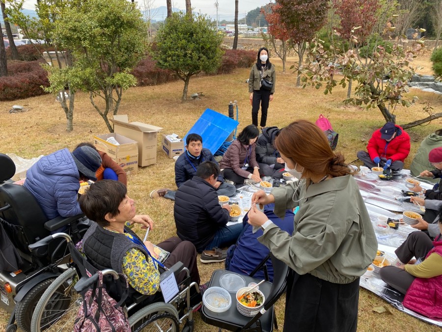 다함께 식사하고있는 모습