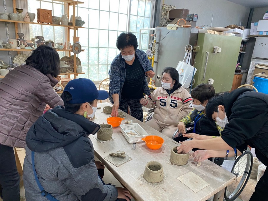 다육 화분만들기 체험중인 모습4