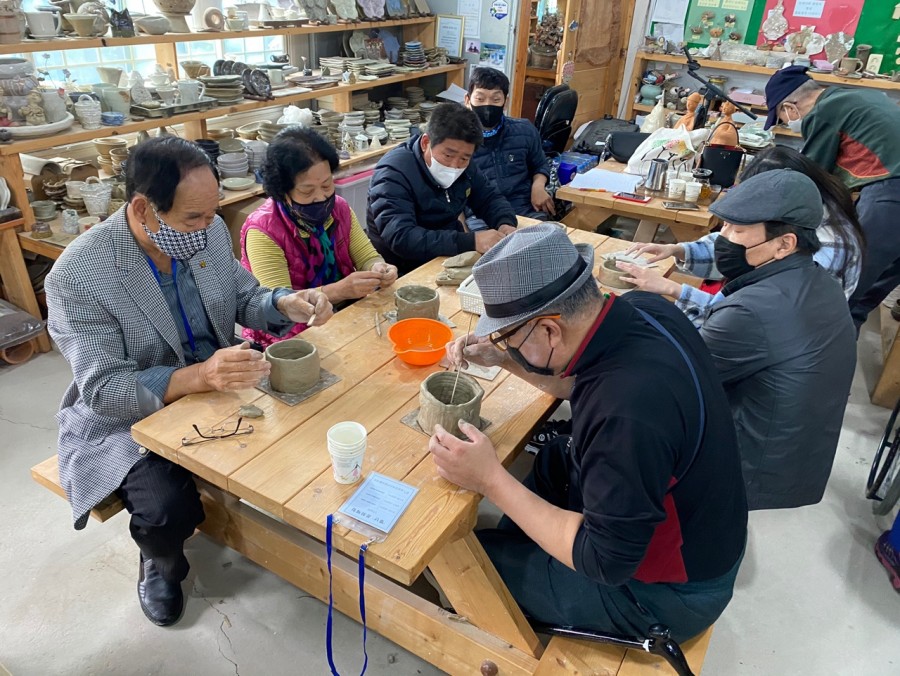 다육 화분만들기 체험중인 모습2