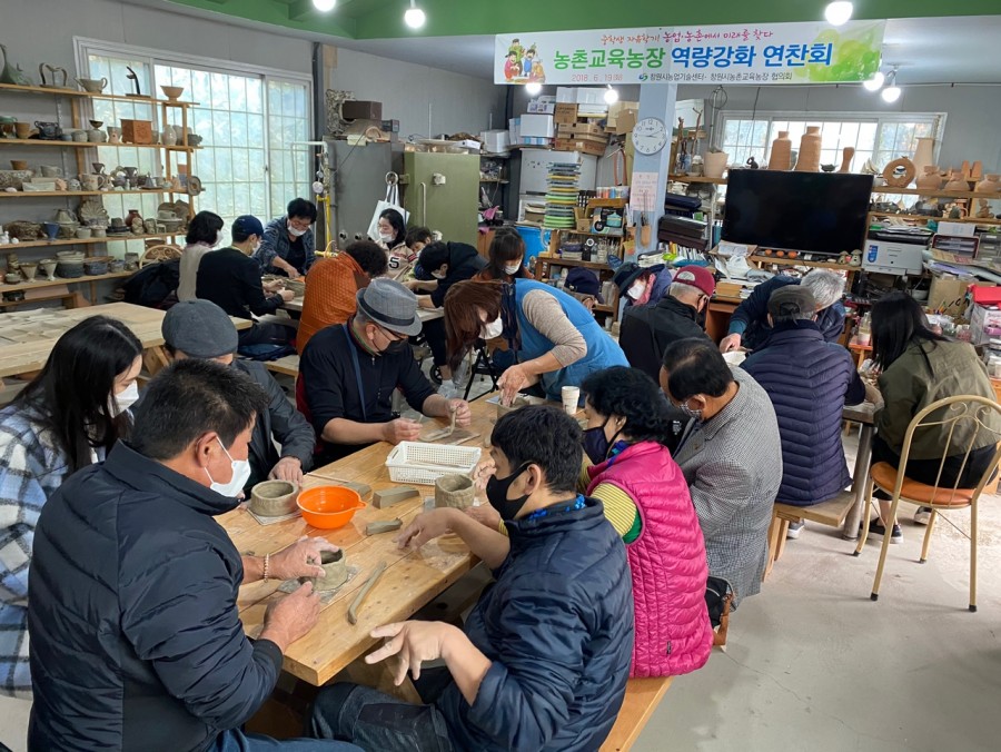 다육 화분만들기 체험중인 모습1