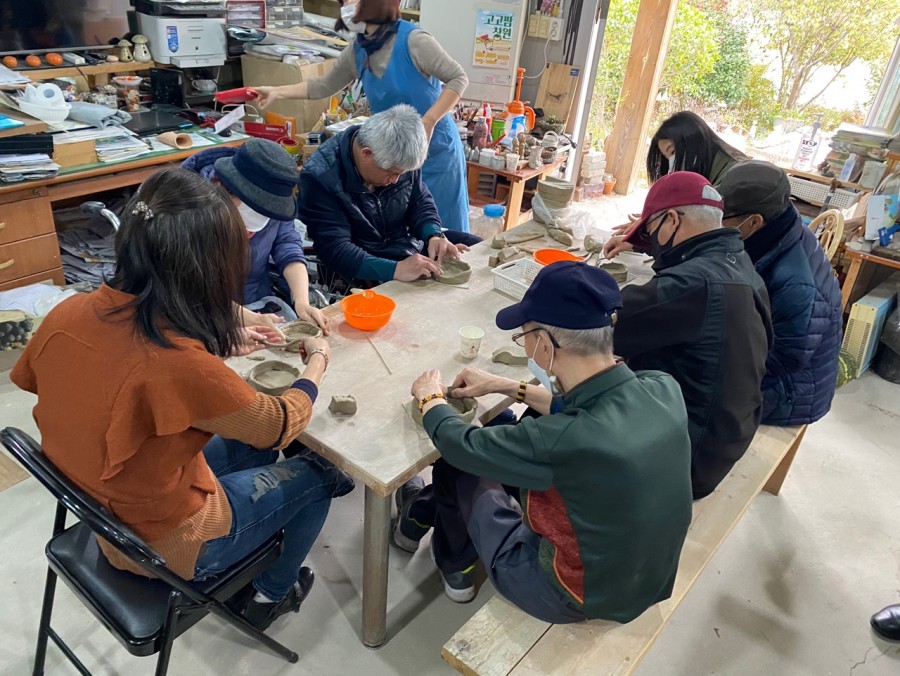 다육 화분만들기 체험중인 모습3