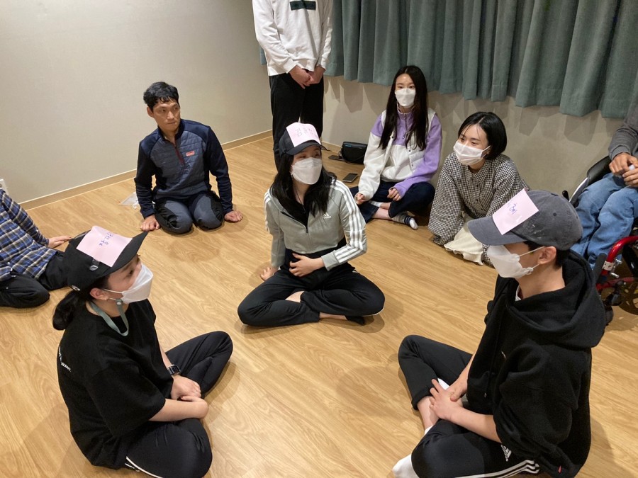 실무자들간 게임을 통해 친목을 쌓는 모습2