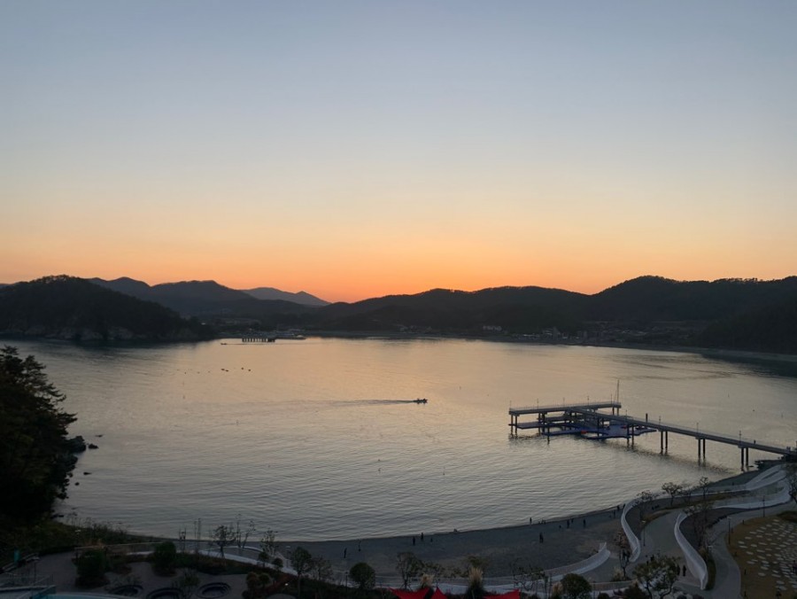 리조트에서 바라본 거제의 노을 진 풍경